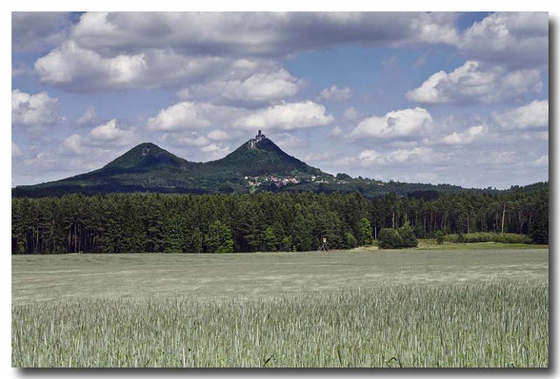 _IMG3567 kopie.jpg - Pohled k Bezdězu od cesty na hrad Houska.